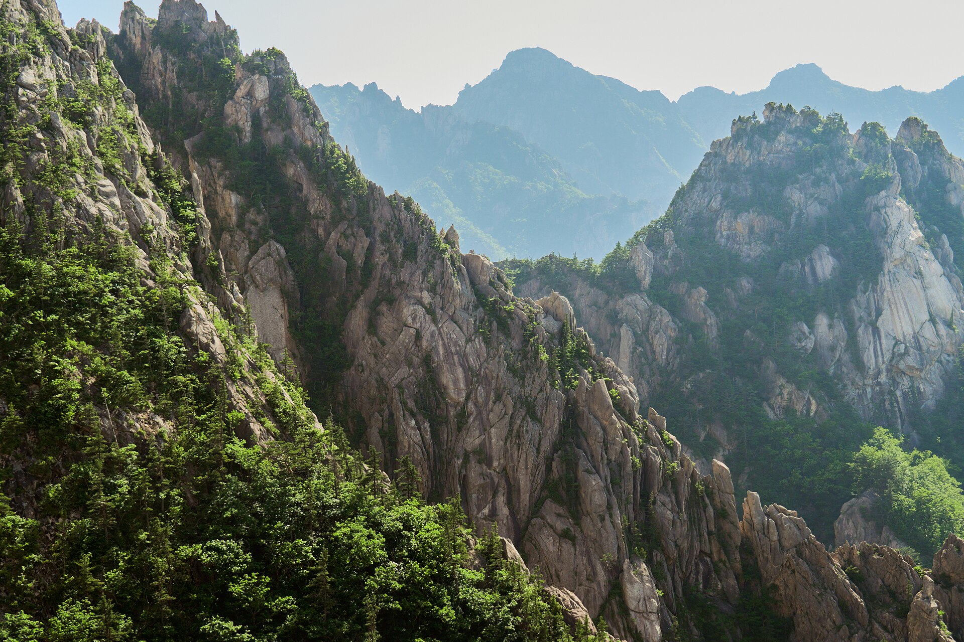 Dãy núi Seoraksan tại Gangwon-do, một trong hai địa điểm ghi hình Xin Chào Gangwon-do